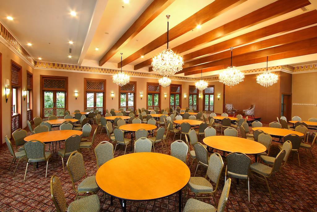 Aziza Syariah Hotel Solo By Horison Екстериор снимка