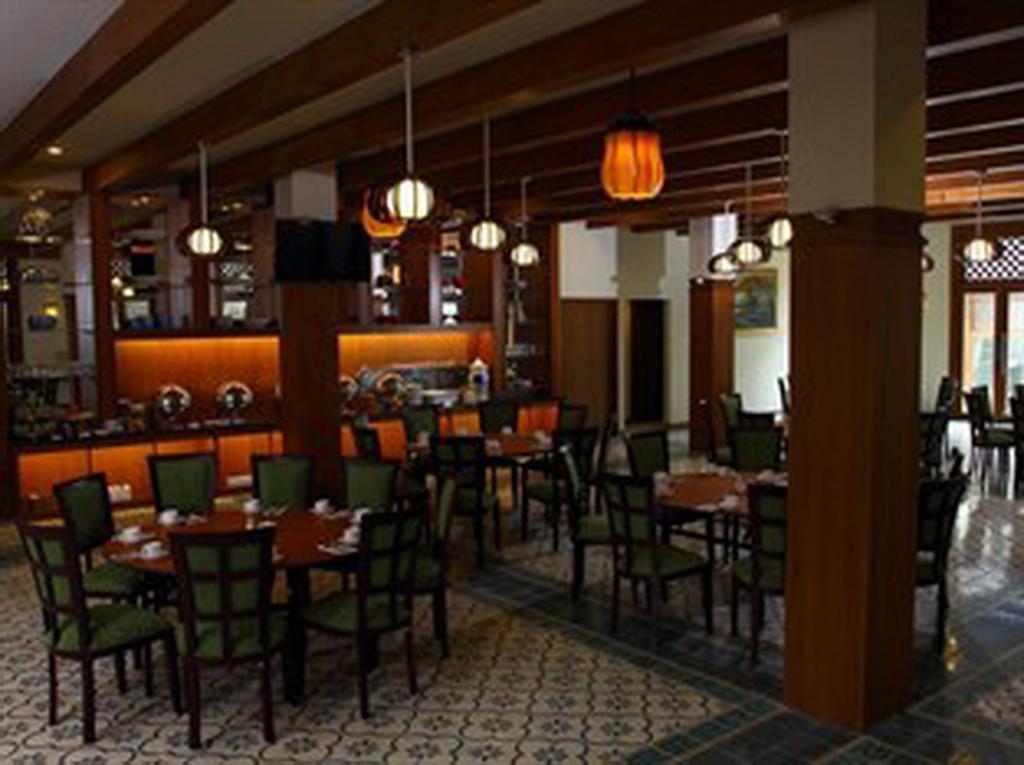 Aziza Syariah Hotel Solo By Horison Екстериор снимка